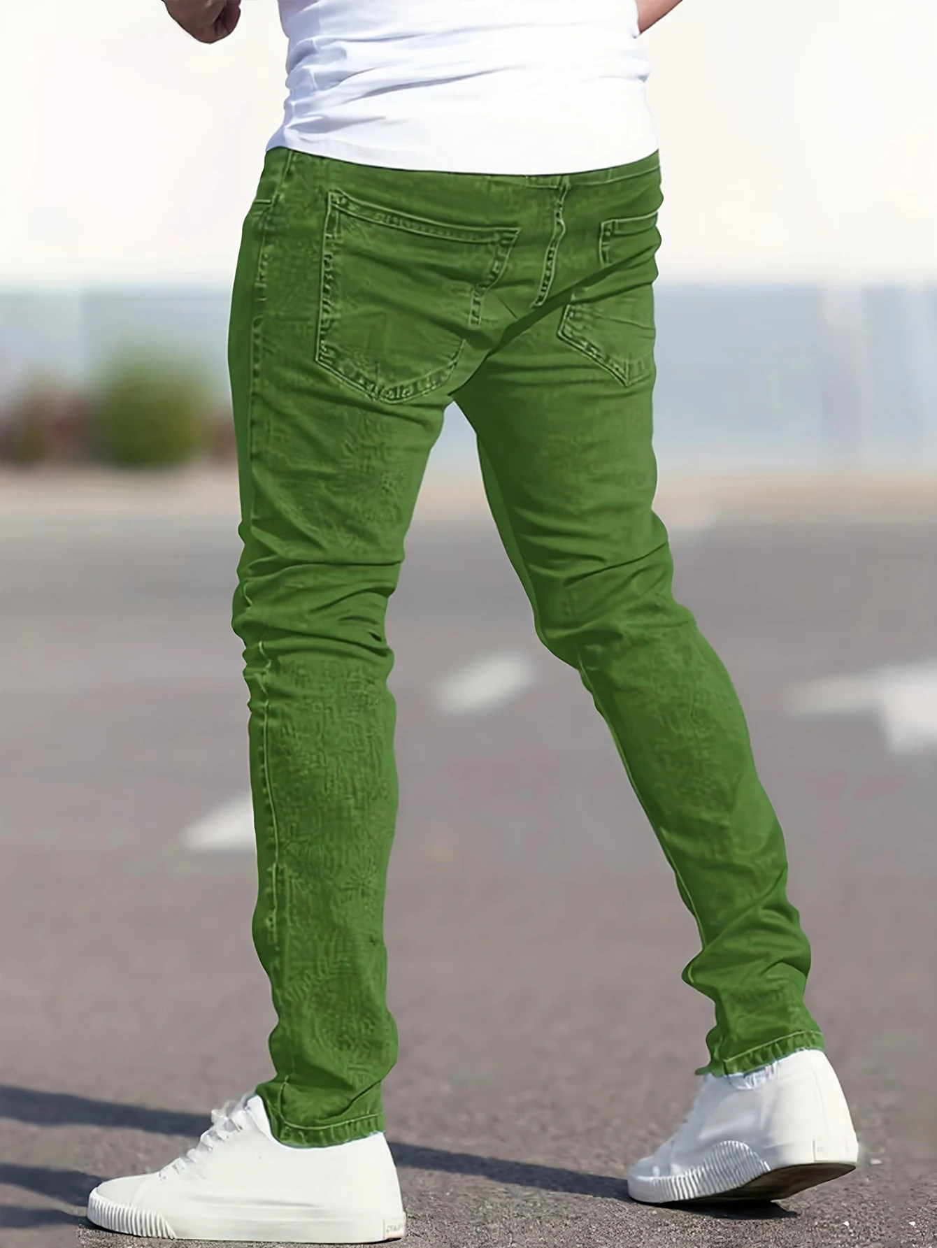 メンズミリタリーグリーンのスリムフィットジーンズ、シンプルでスタイリッシュ、体型を美しく見せる、カジュアルでトレンディなスタイルを簡単に演出します。