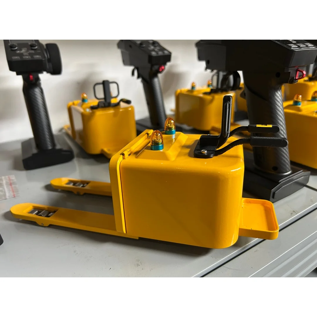 

1/14 Eletric Remote Control Reach Forklift Hobbywing RC Model Toy Servo Motor Ready to Run Warehouse Collection Warning Light