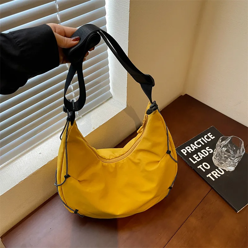 New leisure travel bag women's trend dumpling bag anti-splashing light fashion versatile shoulder messenger bag