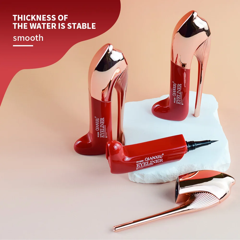 ハイヒールシューズには、防水性があり、汗に強く、アイライナーがにじまない黒のアイライナーペンが付属しています。