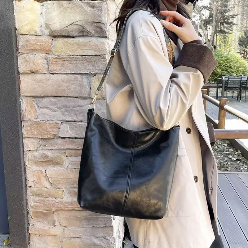 حقيبة يد نسائية من البولي يوريثان مناسبة للسفر، مع حزام كتف قابل للفصل ويمكن حملها على كتف واحد