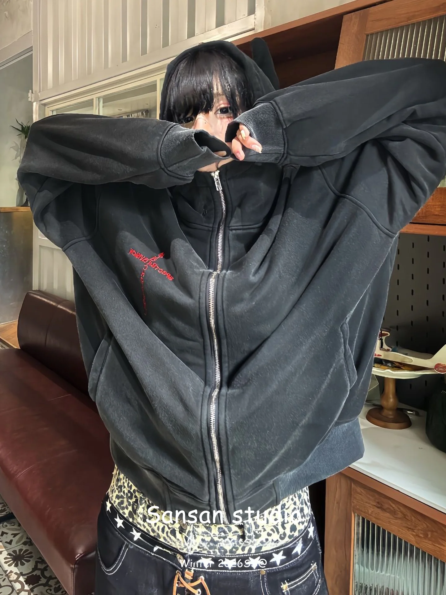 

Американский стиль: Женская толстовка-кардиган на молнии с капюшоном, свободного кроя, в уличном стиле, для ранней весны, с принтом «Маленький дьявол»