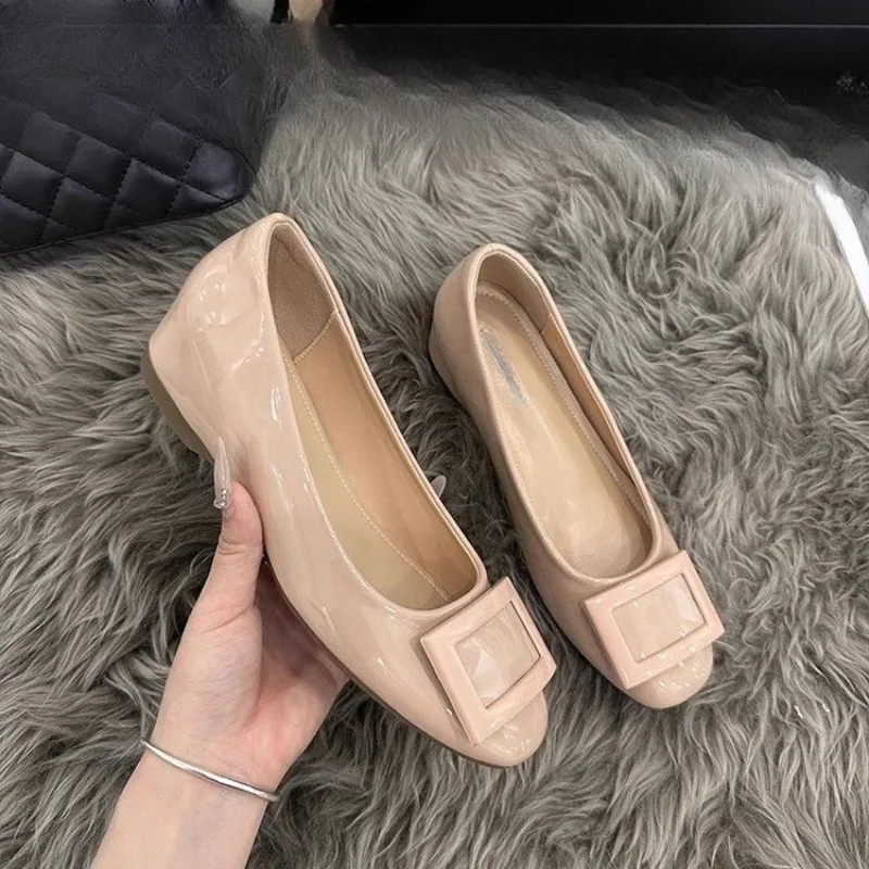 Neue Damen-Sommerschuhe 2026: Modische flache Schuhe mit quadratischer Schnalle und leichtem Absatz für einen eleganten Look