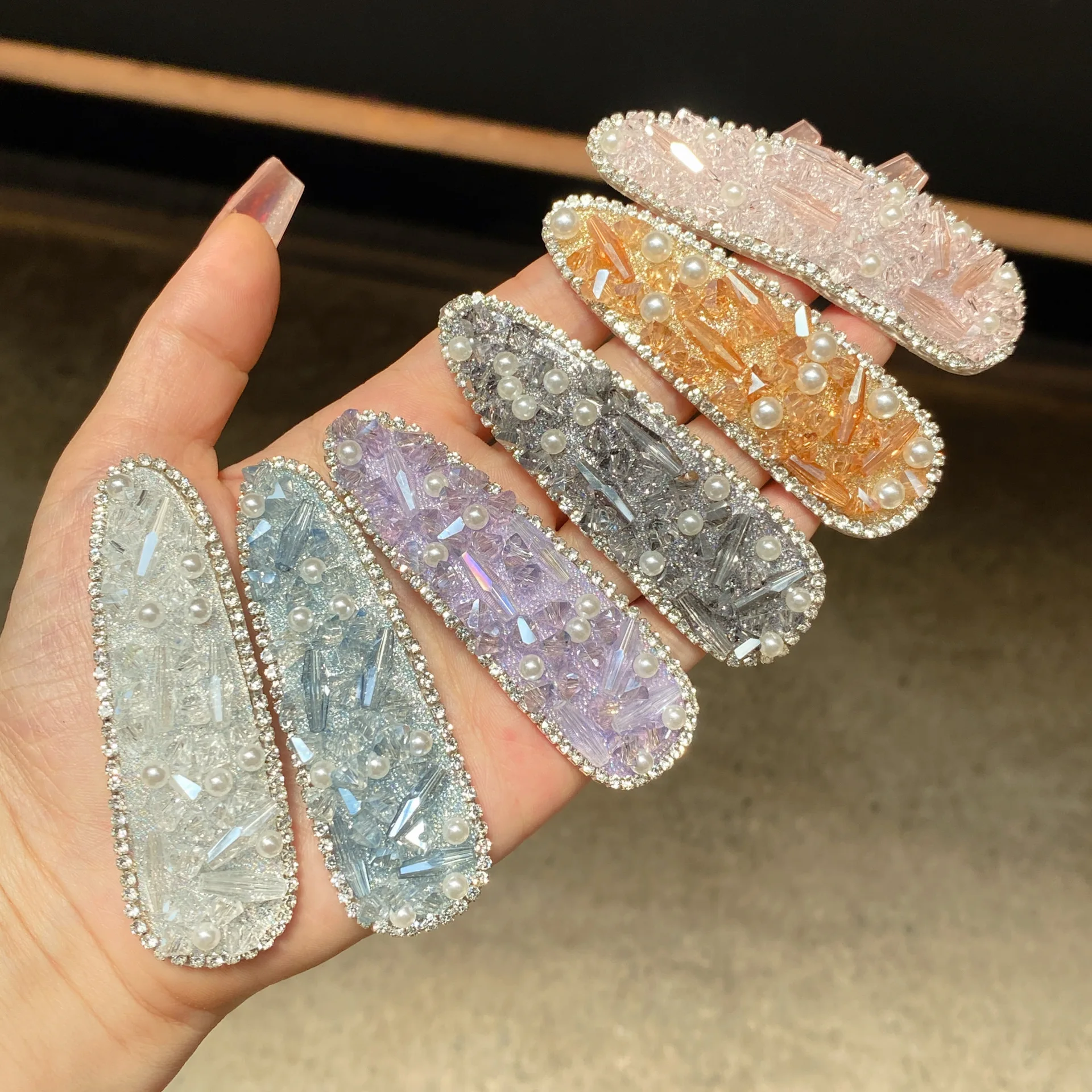 

Rhinestone Hair Clip: A Stylish and Versatile Accessory with a Sophisticated Look—A Simple Side-Swept Bang Clip