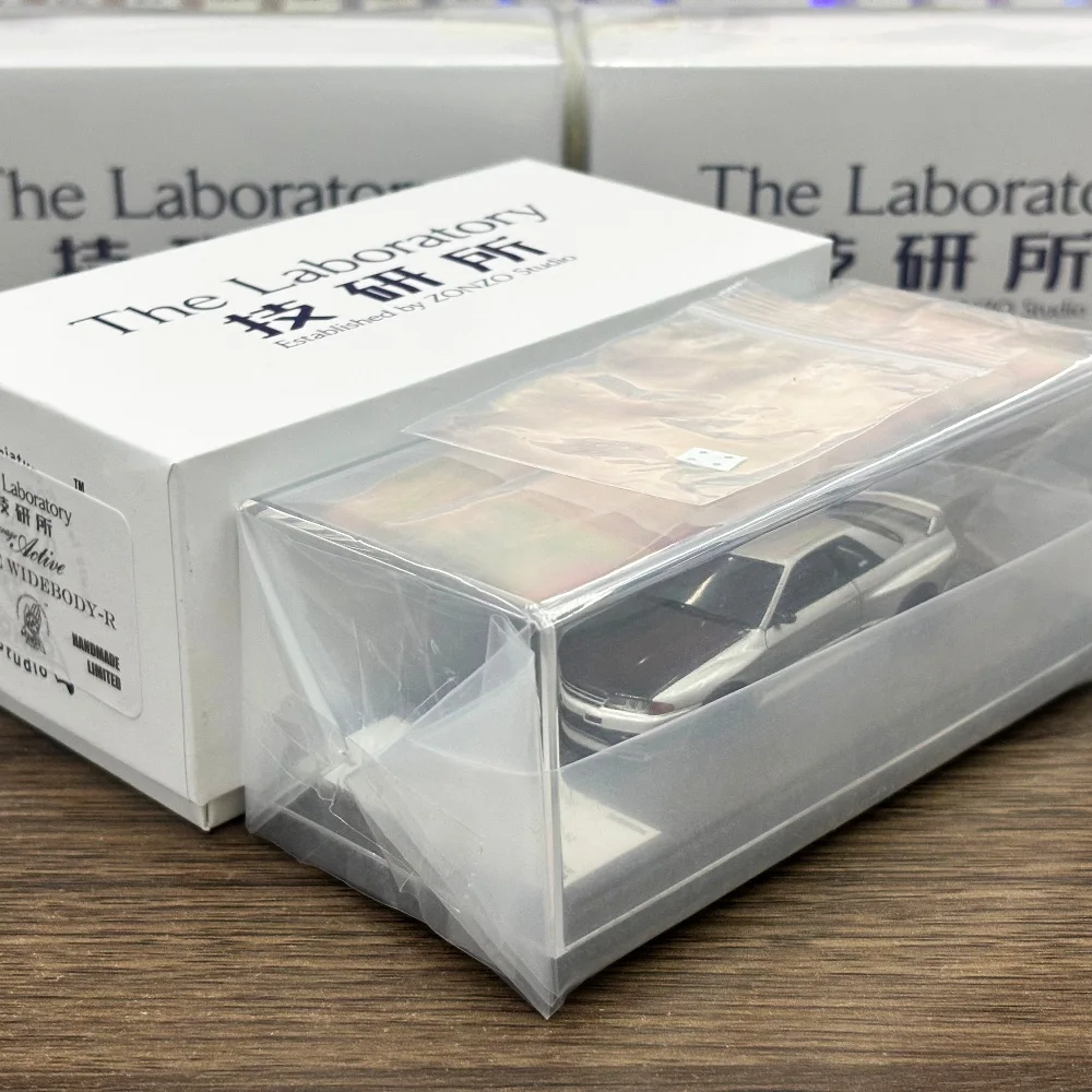 Le laboratoire 1:64 Garage actif à corps large R32 argent couverture en carbone résine modèle de voiture en 2025