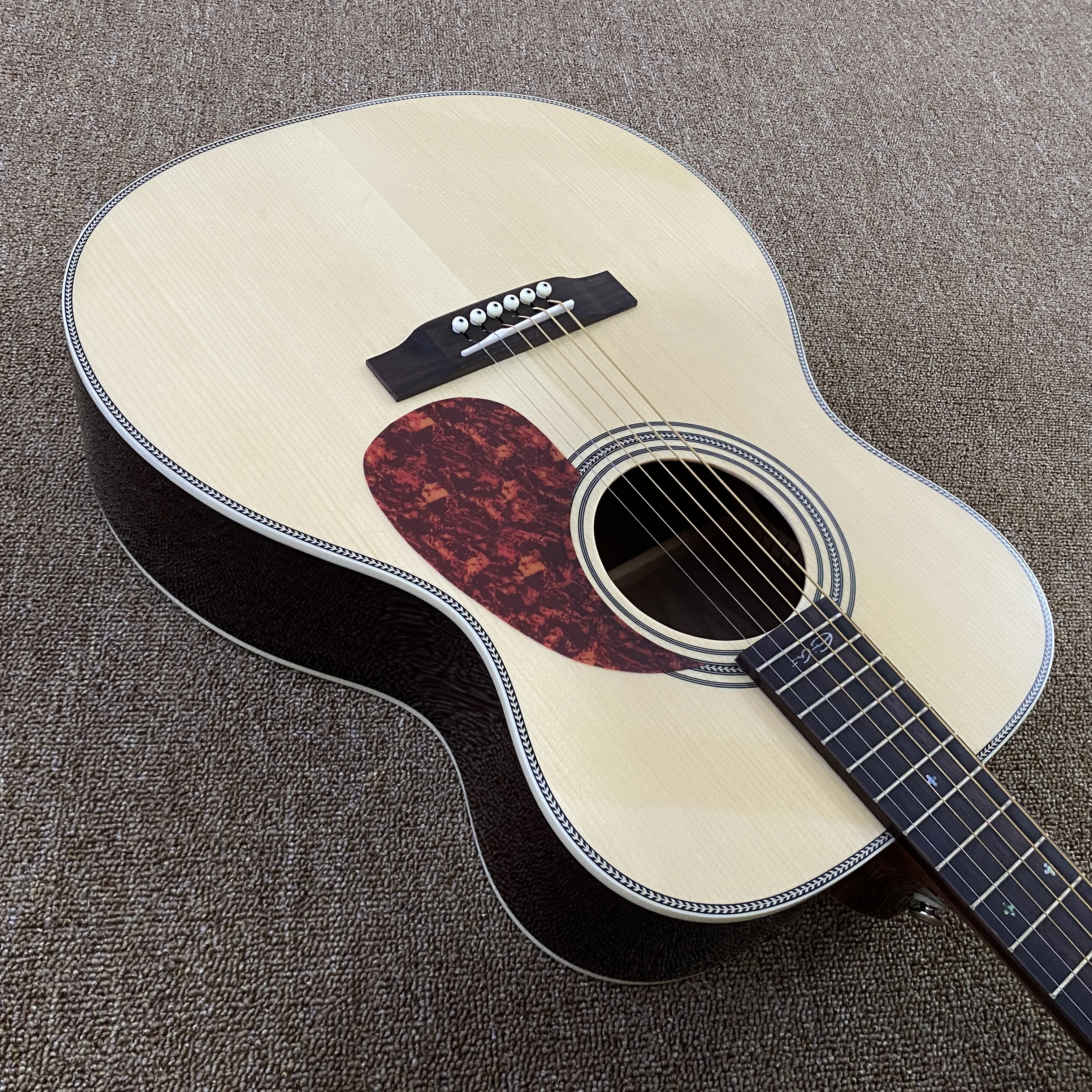 New 00028 Acoustic Guitar with A Natural Wood Color Spruce Top and 6 Strings Symmetrical Design for Folk Guitar view 2
