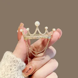 1PCS Plastic Crystal Pearl Golden Crown Brooches for Women Men Tassel Chain Lapel Pins Badge Suits Accessories Wedding Jewelry