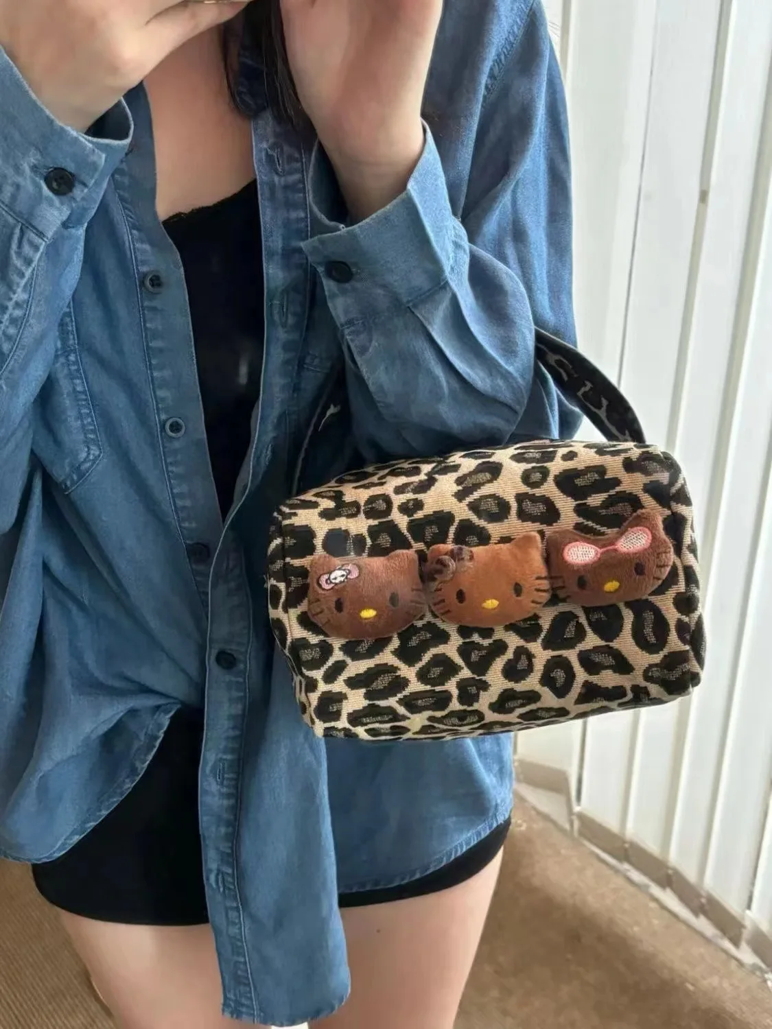 حقيبة مكياج هالو كيتي ليوبارد من الجلد الأسود للنساء ذات سعة كبيرة وحقيبة يد محمولة للسفر والعناية بالبشرة ومستحضرات التجميل