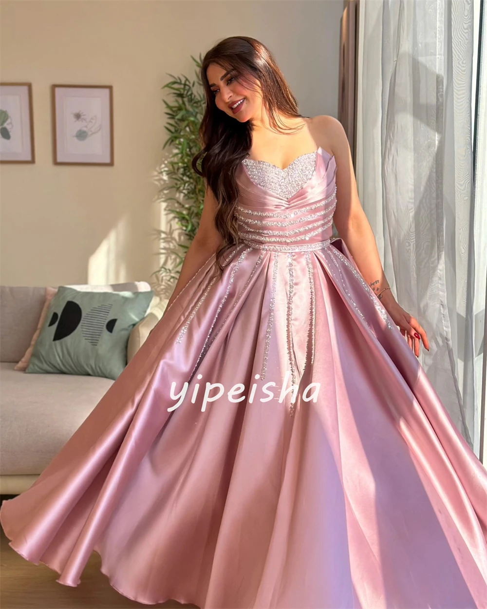 Maßgeschneidertes, glitzerndes, exquisites Satin-Abendkleid mit drapierten Falten und Pailletten, A-Linie, trägerlos, maßgeschneidertes Anlasskleid, lange Kleider