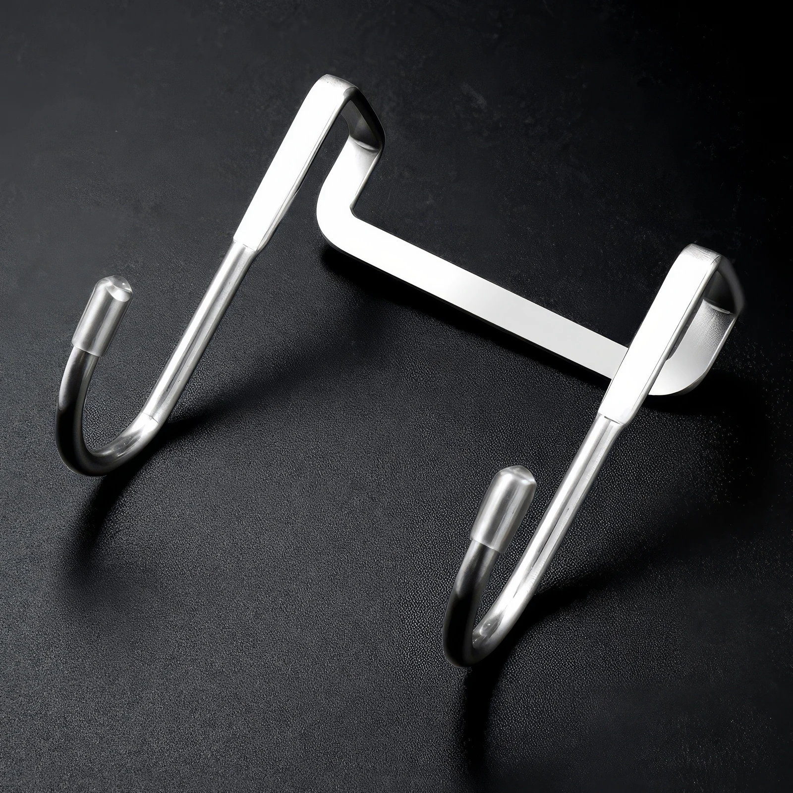 

1 прочный металлический крючок серебристого цвета – крепление на клейкой основе без сверления для полотенец, ключей и легких украшений