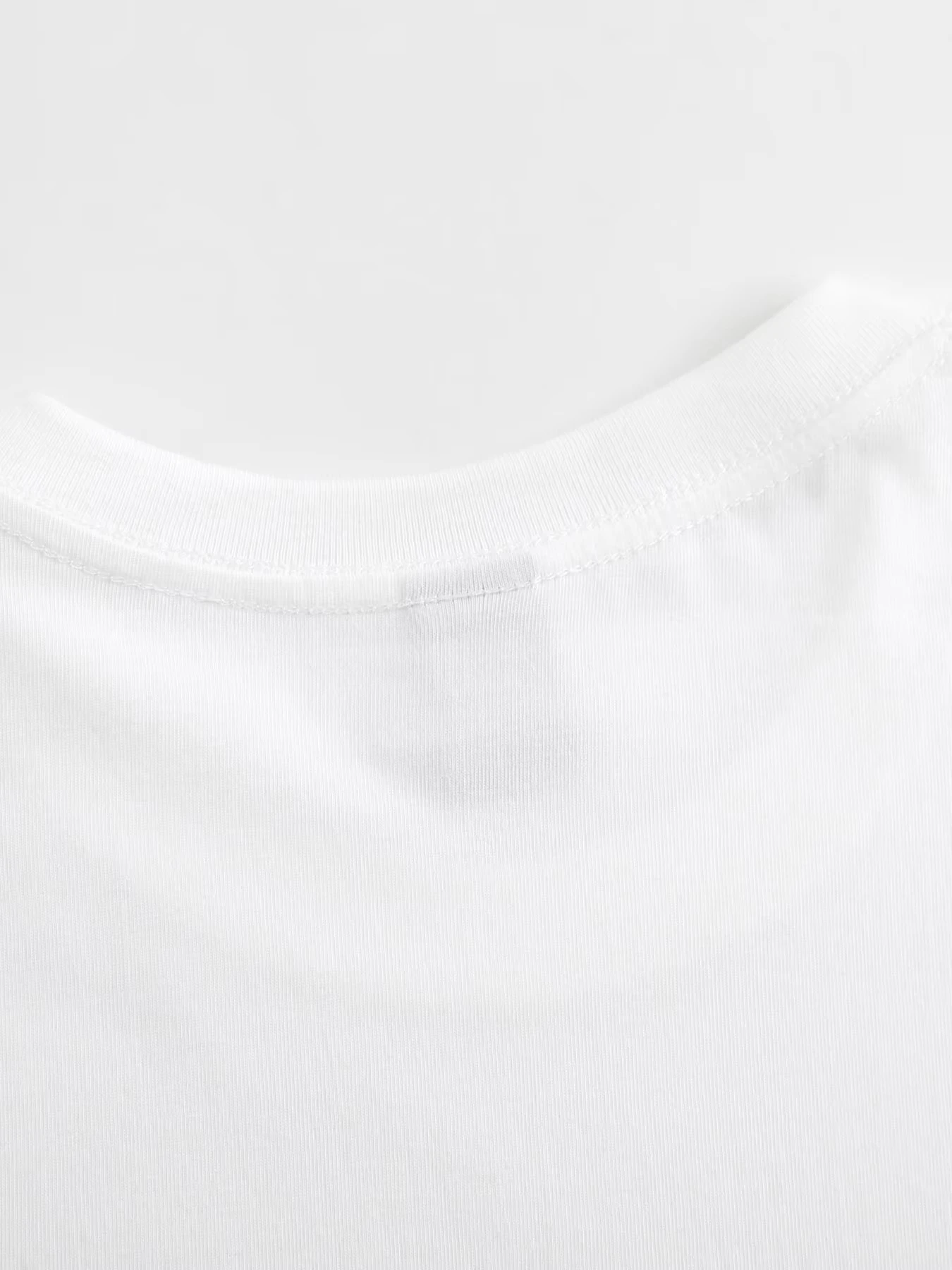 Das gleiche kurzärmelige T-Shirt, das bei der Konzerttour verwendet wurde, bietet Komfort. – Detail 5