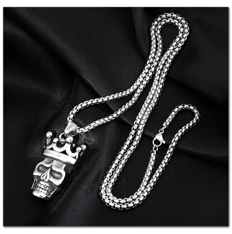 Una nuovissima collana King Skull Man di tendenza della moda retrò, un pendente hip-hop personale in stile punk