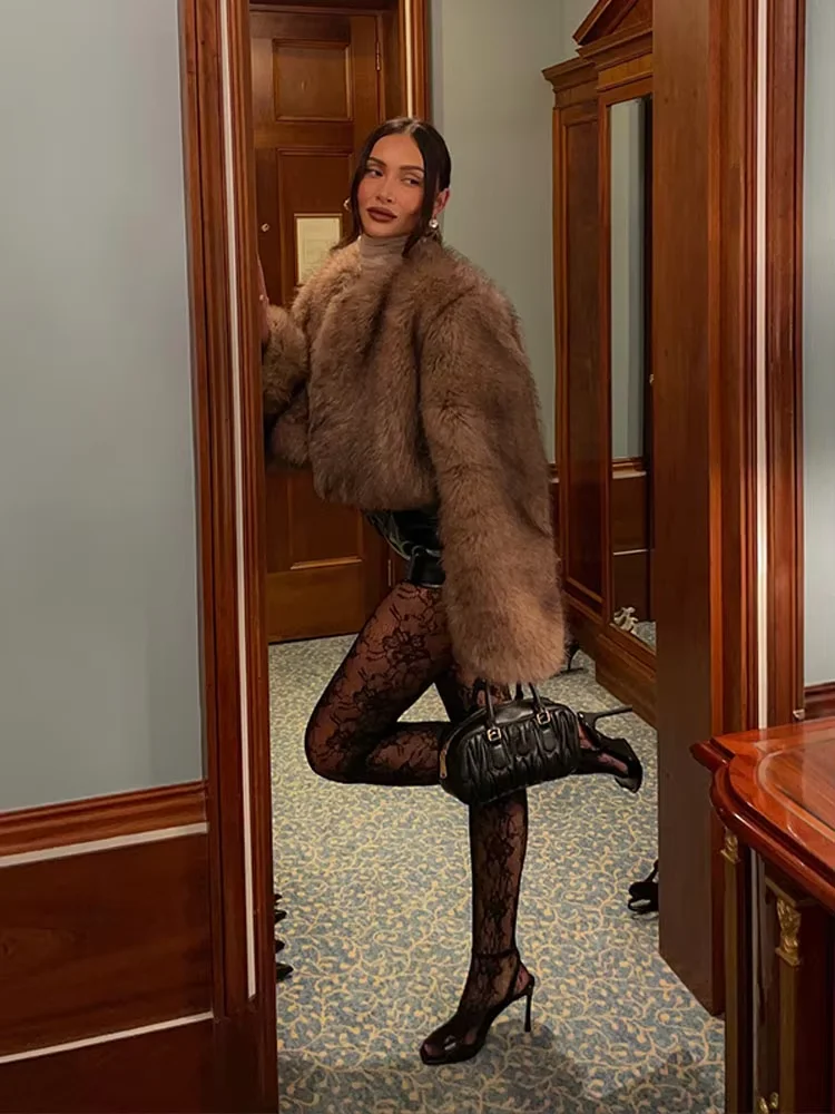 الفاخرة المرأة فو الفراء معطف قصير كم طويل فضفاض رقيق بني فاتح رشاقته سترة 2025 الشتاء موضة أفخم معطف دافئ