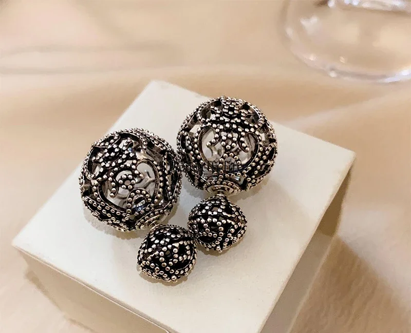 

Black double-sided temperament stud earrings, high-end light luxury earrings.