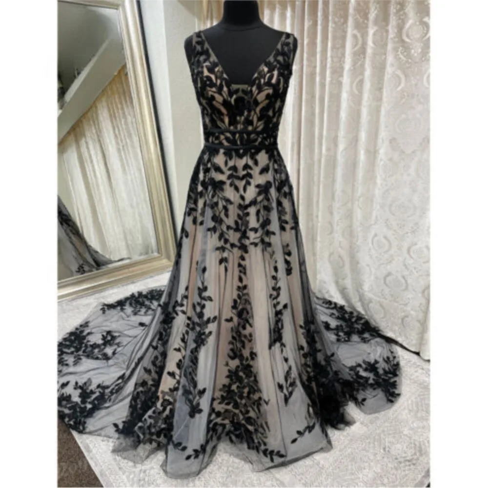 

Gothic Black Wedding Dresses 2025 V Neck Backless Sleeveless Lace Appliques Bridal Gowns Classic Bride Dress Customized