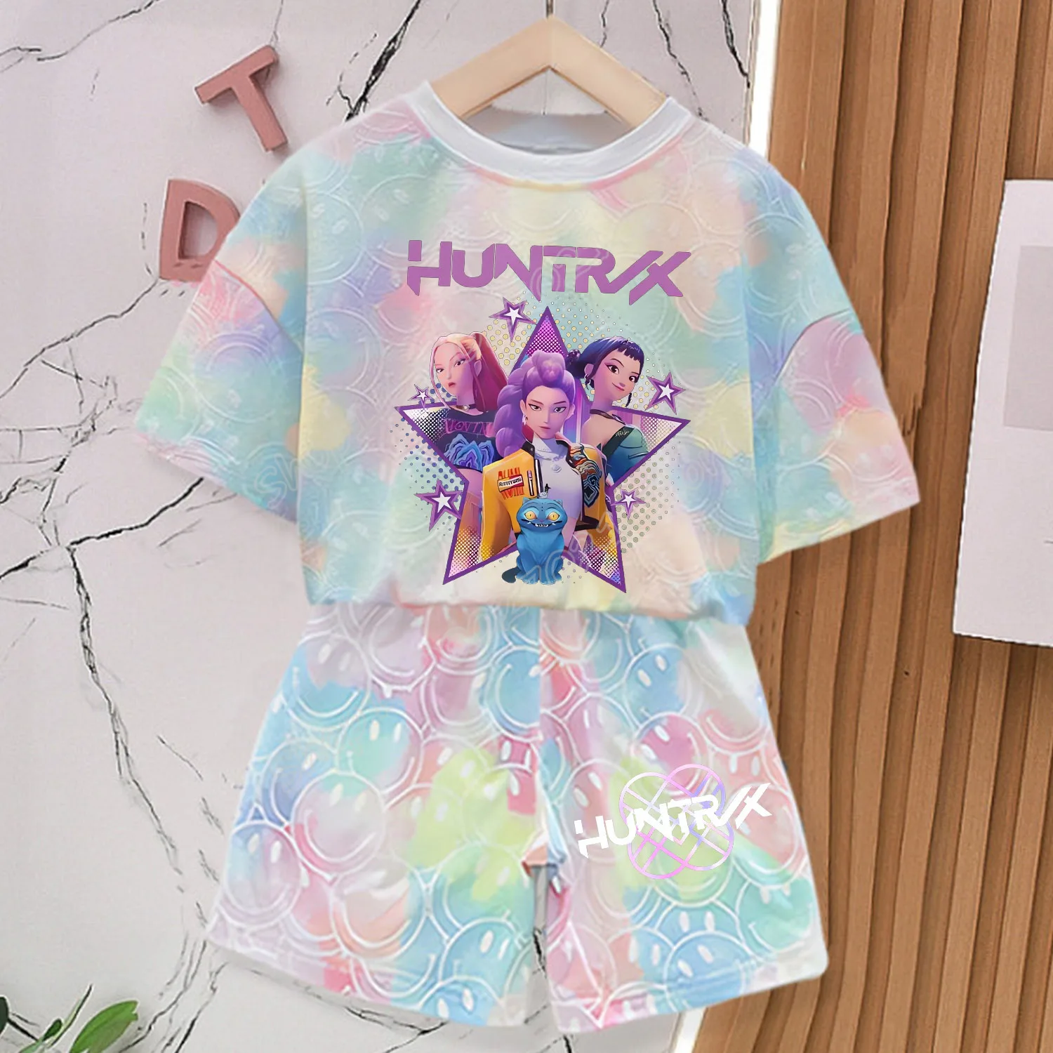 Neues KPOP Demon Hunters T-Shirt und Hosen Set Mädchen Sommerkleidung Kawaii Smiley-Gesicht Kurzarm-Outfits Kinder Tee Top Pyjamas Geschenk