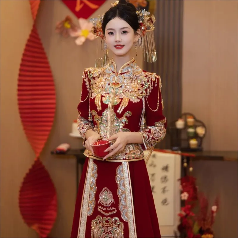 New Chinese-style toasting and wedding dress for people going out