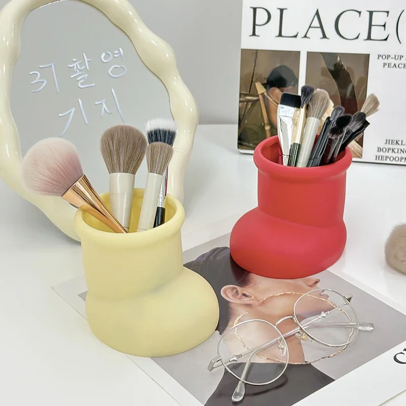 Creative Little Red Boots Pen Holder Plastic Student Desktop Vase Multi-Functional Makeup Brush Storage Bucket Organizer