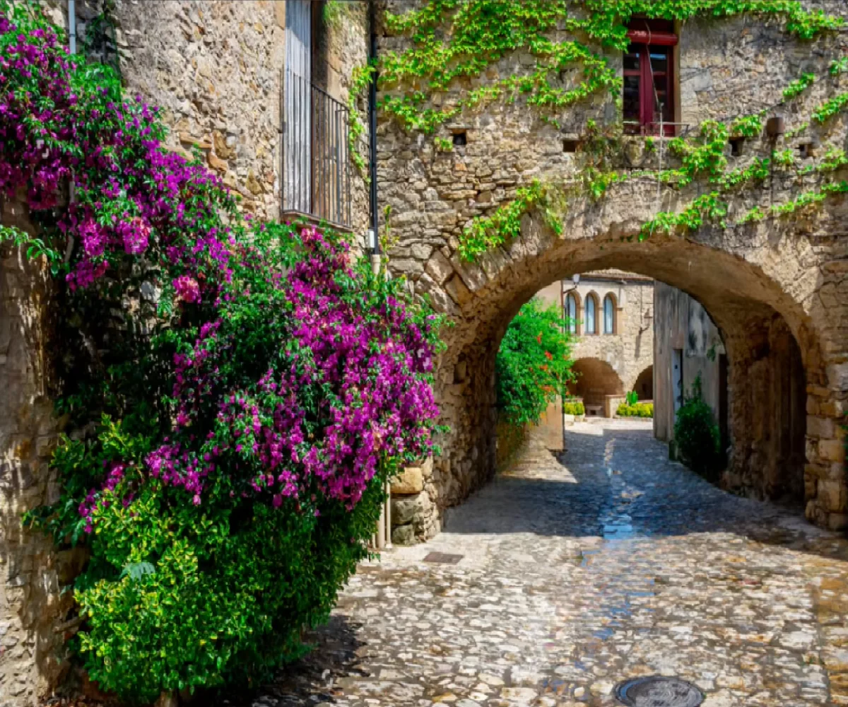 

Обои на заказ: европейский ретро-стиль, кирпичная стена, арка, уличный цветочный пейзаж, архитектурный фон в стиле Эгейского моря.