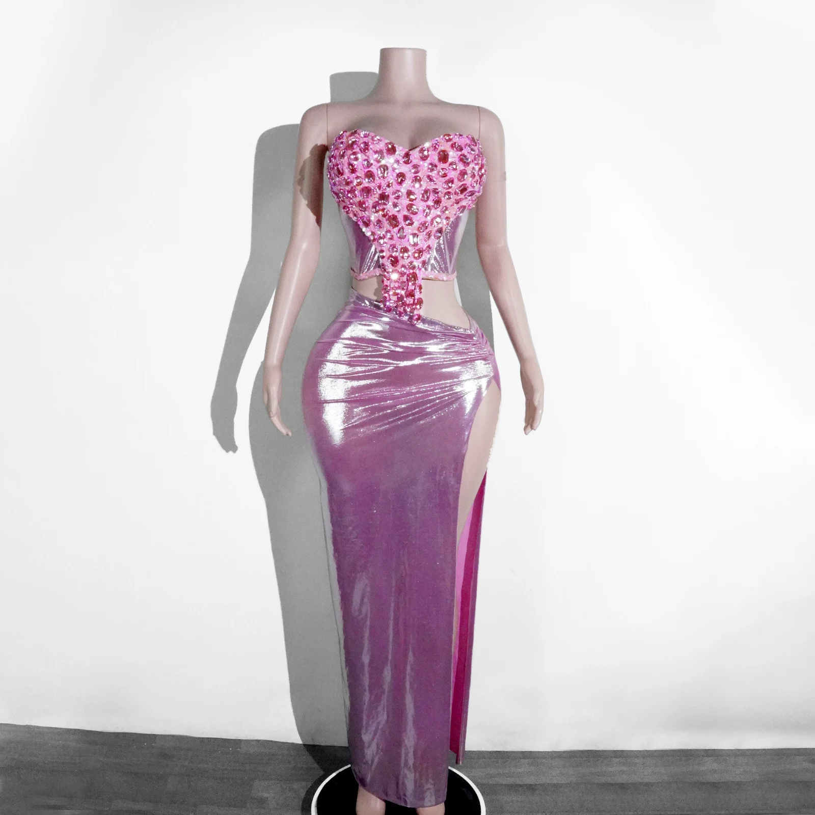 فستان من قطعتين غير متماثل من الماس الوردي اللامع بتصميم GOGO للسيدات مثير بدون حمالات تنورة علوية تناسب أداء الرقص الزي