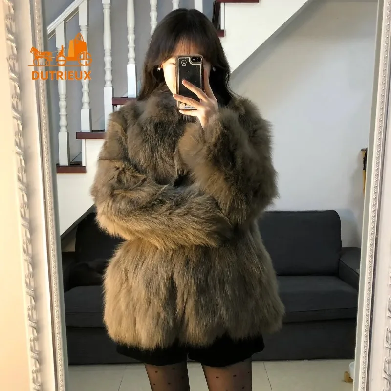 Зимнее женское пальто средней длины