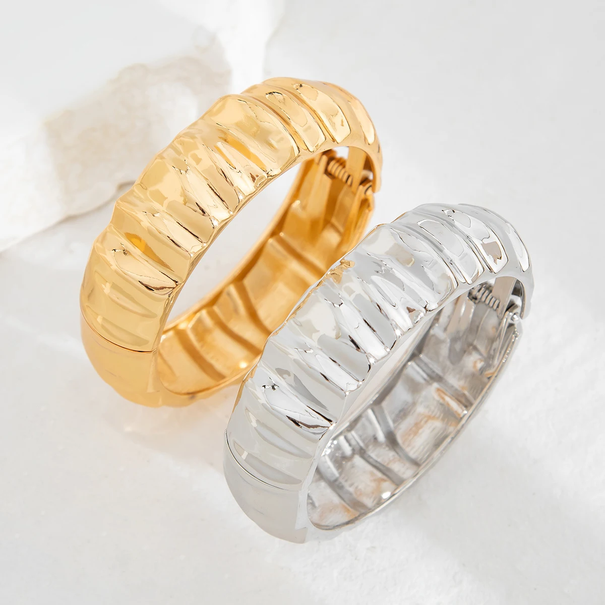 Salircon تصميم فريد من نوعه غير النظامية هندسية أساور معدنية للنساء أنيقة الكلاسيكية البيضاوي تقليد اللؤلؤ المفتوحة أساور مجوهرات