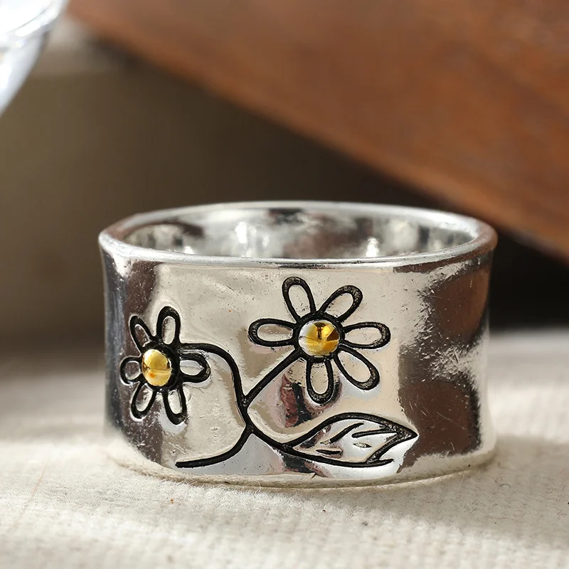 Vintage Daisy Wide Face Ring Two Tone Design Carving Floral Pattern Cute Ring Women's Artistic Forest Style Accessory Jewelry