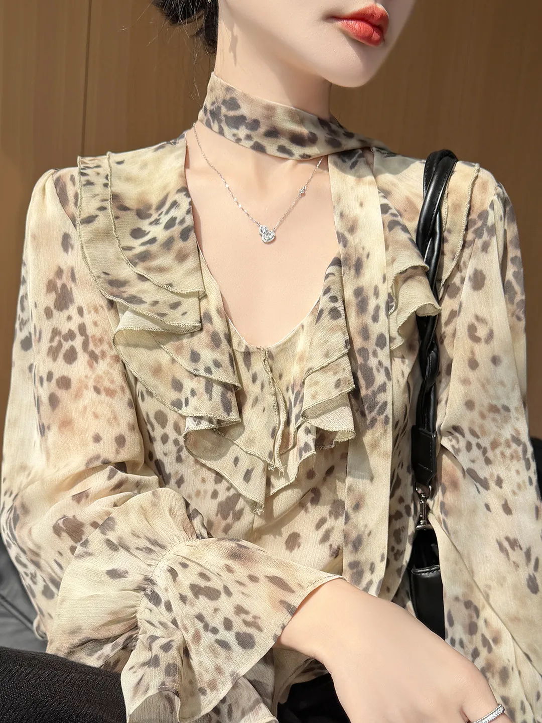 

Retro Leopard Print V-neck Tied Long Sleeve Women's Chiffon Top Fashionable Blouse Bell Sleeve Design Simple Commute Style