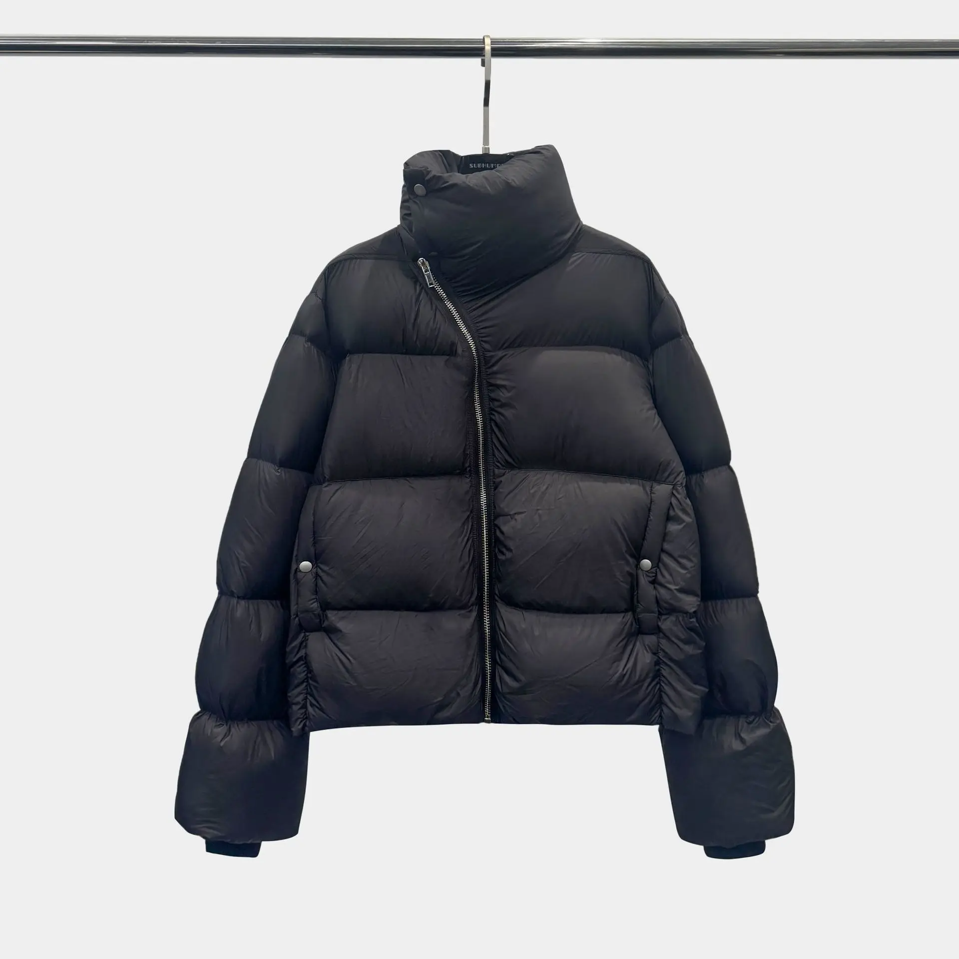 Veste en duvet d'oie de Style Ro foncé pour femmes, col montant et fermeture éclair diagonale, nouvelle veste minimaliste rétro en duvet d'oie