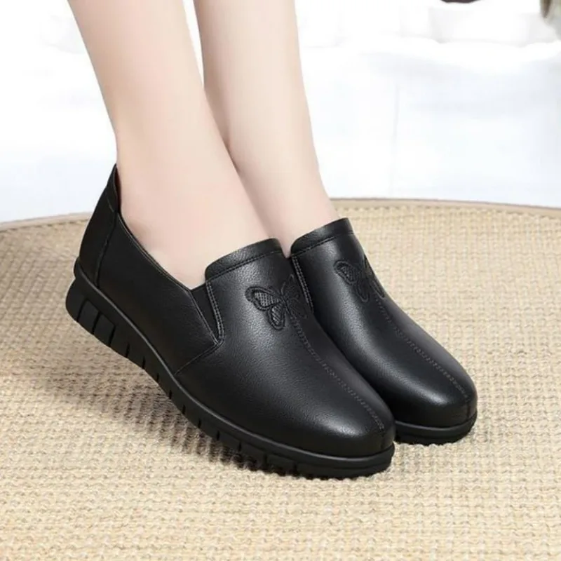 New Soft Soled Mother Black Single Shoes Leather Non-slip Casual Comfortable Middle-aged Ladies Flat Shoes Ladies Shoes