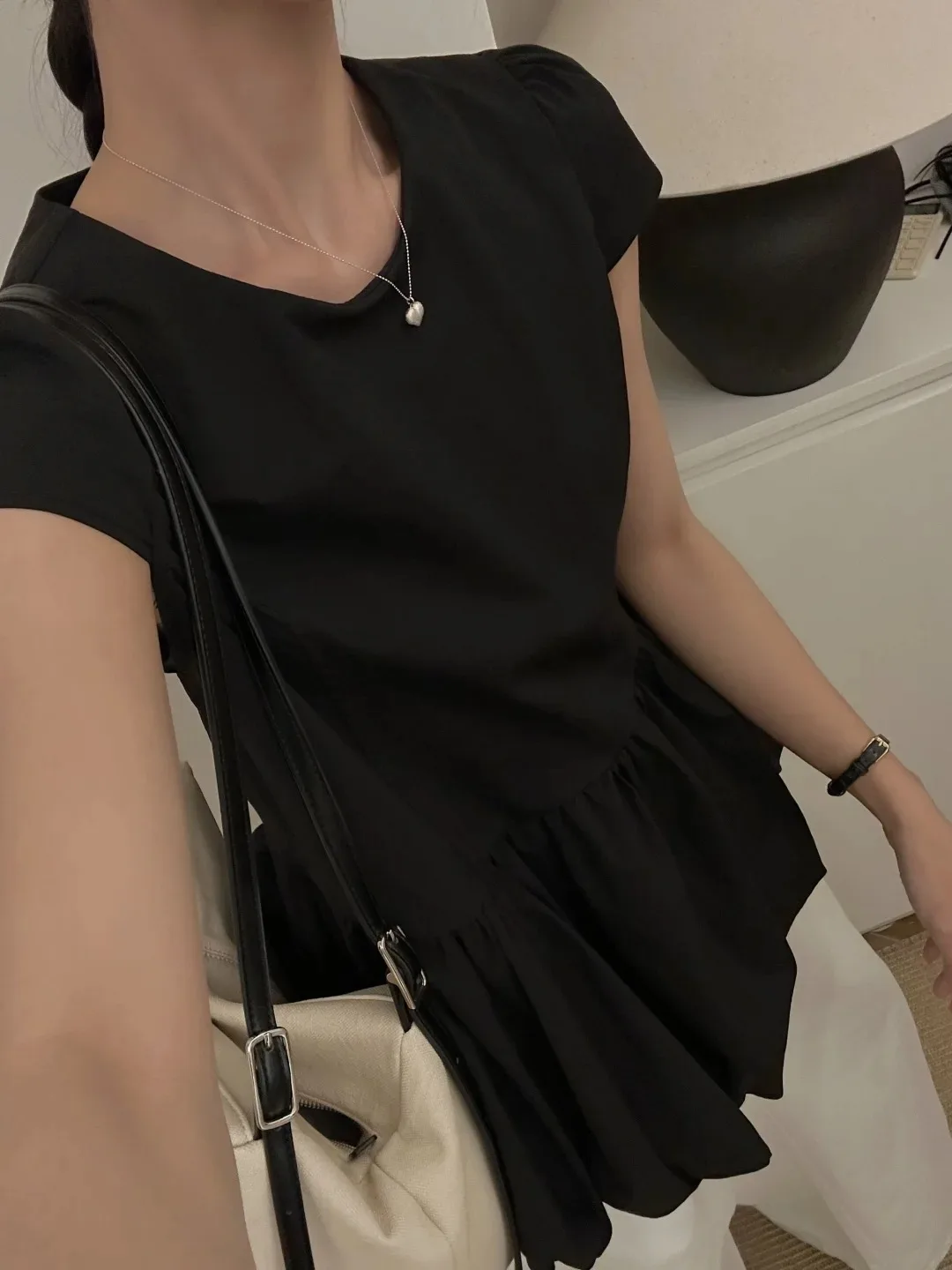 SuperAen Sweet Bud Rock Weißes O-Ausschnitt-Shirt Damen Sommer Einzigartiges schickes Nischen-Kurzarm-Top-Shirt