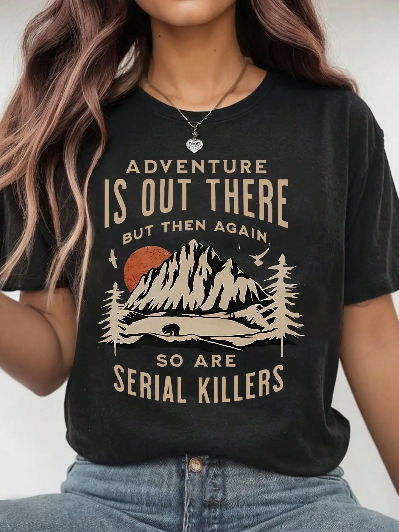 

Женская повседневная футболка EMERY ROSE с графическим принтом «Приключения ждут, но, как говорят, так же как и серийные убийцы» — с коротким рукавом, круглой горловиной