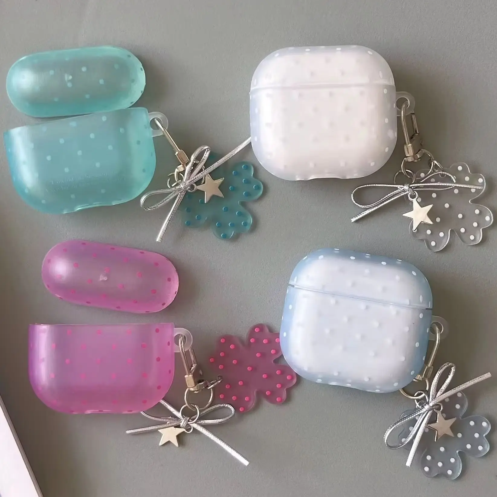 Bunte, mit Punkten versehene, transparente Schutzhülle in Mintgrün, Pink, Weiß und Hellblau für AirPods 1, 2, 3, 4, 5, Pro, Pro2, Pro3.