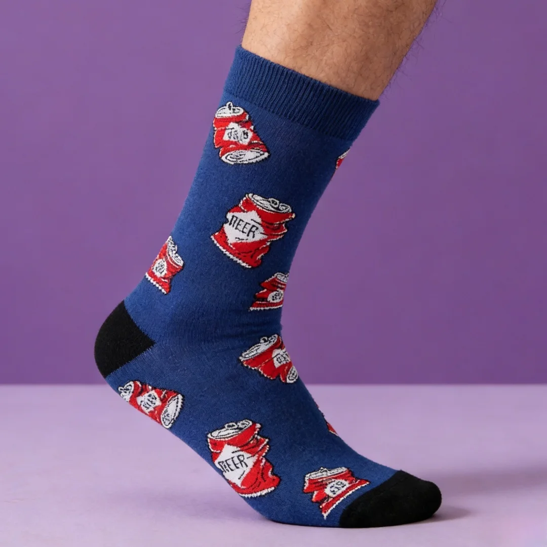 زوج واحد من الجوارب لمنتصف الساق تتميز بتصميم صنز البيرة المطبوعة، مما يزيد من جماليًا مريحًا ومترهلًا.