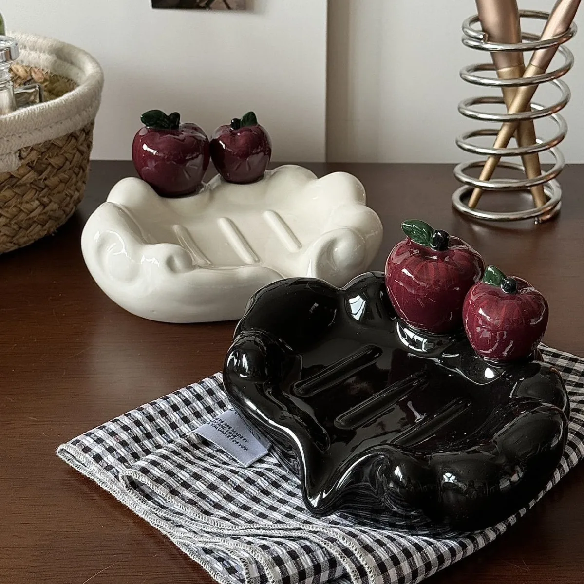 

Ceramic soap dish with drainage slot, featuring a creative apple design; a household soap holder/soap box.