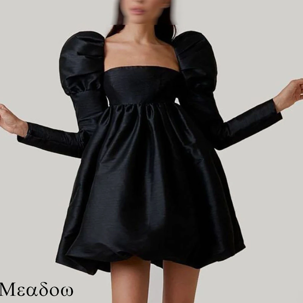 カスタマイズされたサテンフォーマルウェディングドレスエレガントなスクエアカラー高品質ブライダルパーティー魅力的なミニ丈繊細なブライダルドレス