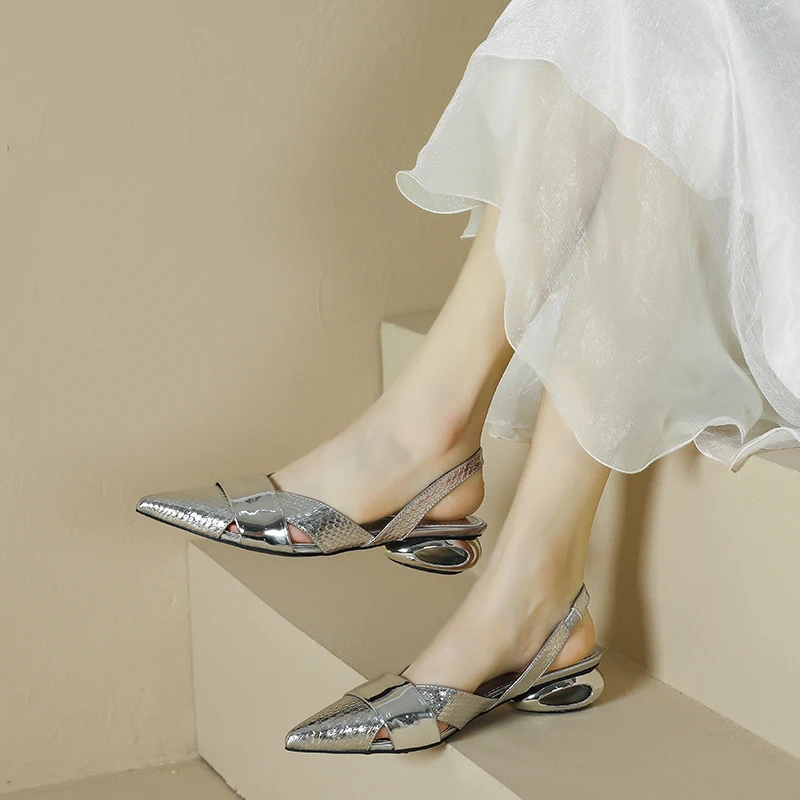 

Удобные женские босоножки из лакированной кожи на низком каблуке, модные универсальные туфли на высоком каблуке с острым носком и серебряной подкладкой Fooed oes