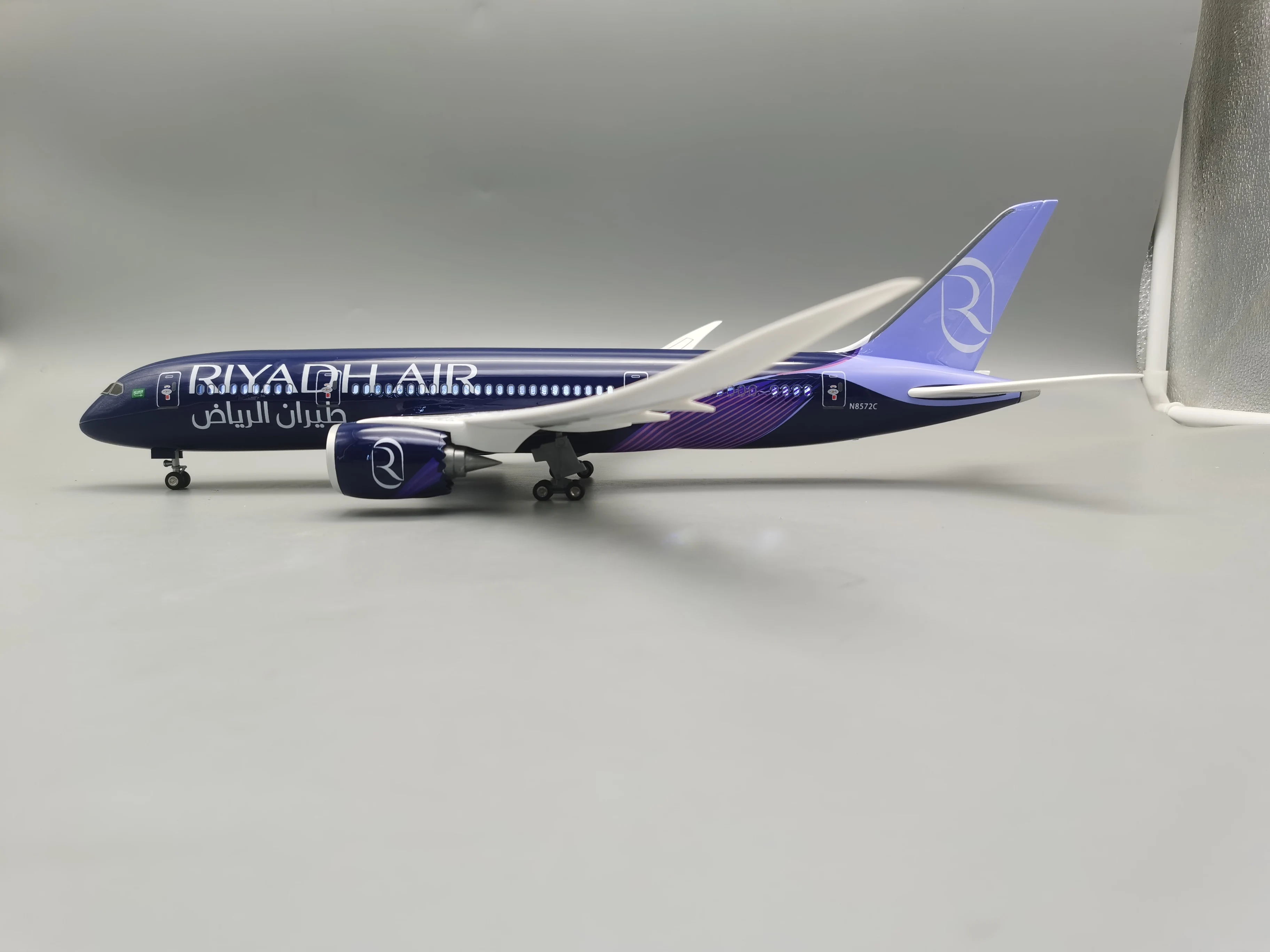2025 جديد 1:130 مقياس 43 سنتيمتر الخطوط الجوية Riyadh B787 طيران الرياضية طائرة مع مجموعة الضوء الديكور عرض اللعب الهدايا جمع