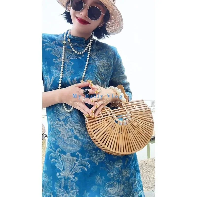 เสื้อเชิ้ตพิมพ์ลายดอกไม้สีน้ำเงินสไตล์จีนสำหรับผู้หญิง ฤดูร้อน วินเทจ คอตั้ง เสื้อผู้หญิงแฟชั่น ทรงเข้ารูป กระดุมแบบกบ