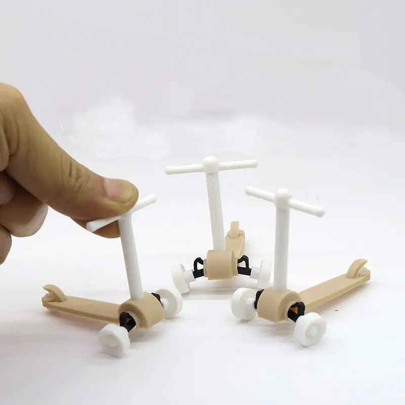 Mini scooter per casa delle bambole da 1 pezzo Giocattolo divertente Regalo di compleanno per bambini Decorazione da tavolo Simulazione Modello di scooter in miniatura
