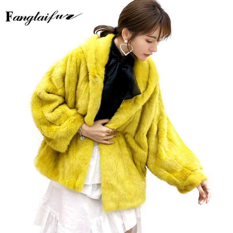 

Зимнее импортное пальто из вельвета и меха норки с меховым капюшоном, однотонное, женское, с длинными рукавами, короткое, из натурального меха норки.