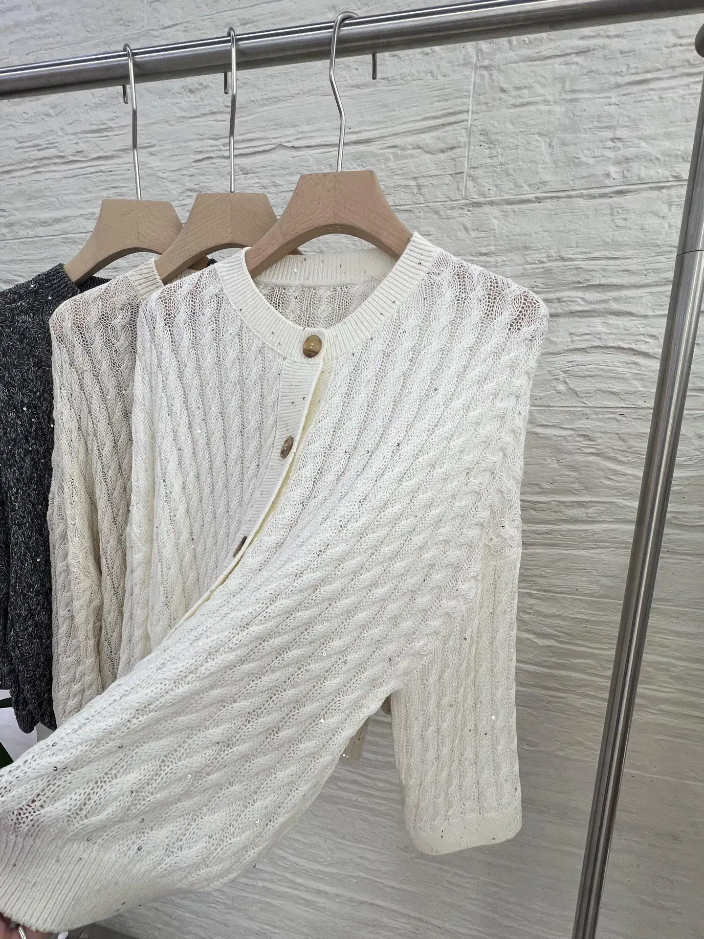 

Новый льняной кардиган с эффектом мерцания, вязаный косами, с круглым вырезом, на одной пуговице, свободного кроя, стройнящий, коллекция Весна 2026