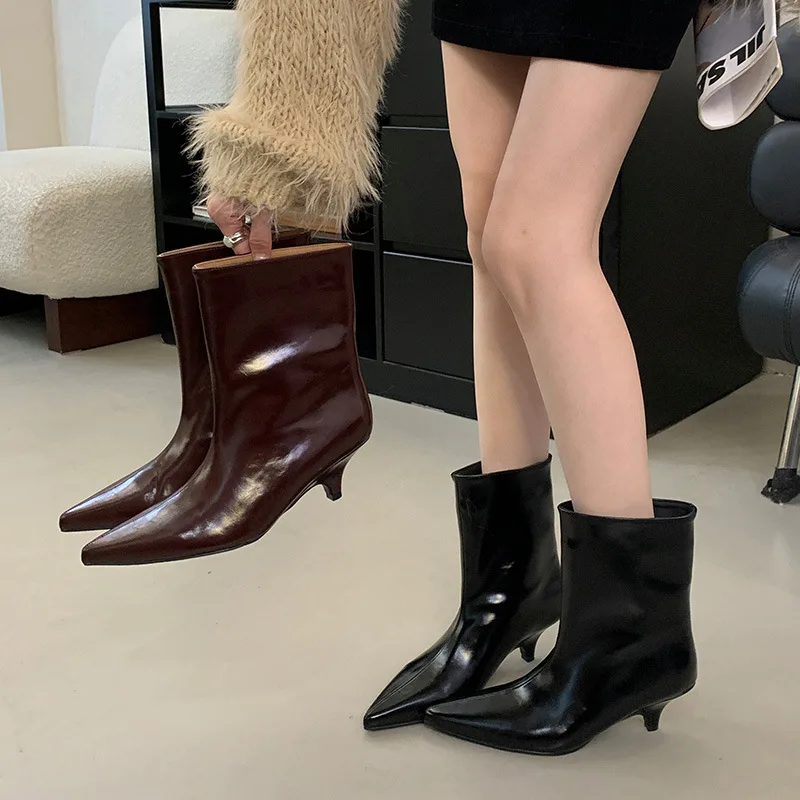 

2025 Winter New Style Rear Zipper Fashion Coarse Heel Knight Leather Boots Retro Pointed Low Heel Temperament Short Boots