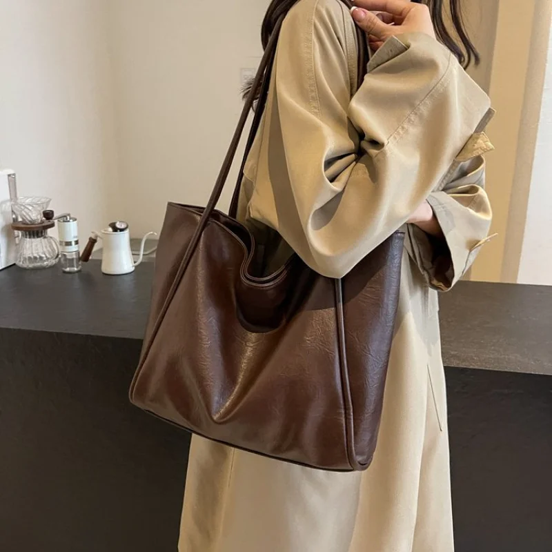 

Luxury Women's Crossbody-Bag Crafted From Leather Featuring Trendy Commuter Design And Classic Paris Vintage