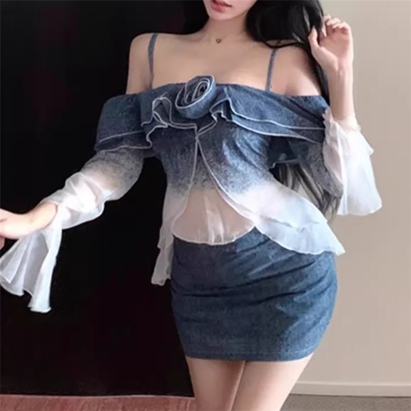 

Летний комплект из 2 предметов для девушек: сексуальный топ с вырезом и расклешенными рукавами и мини-юбка-карандаш. Шикарный праздничный костюм из двух частей.