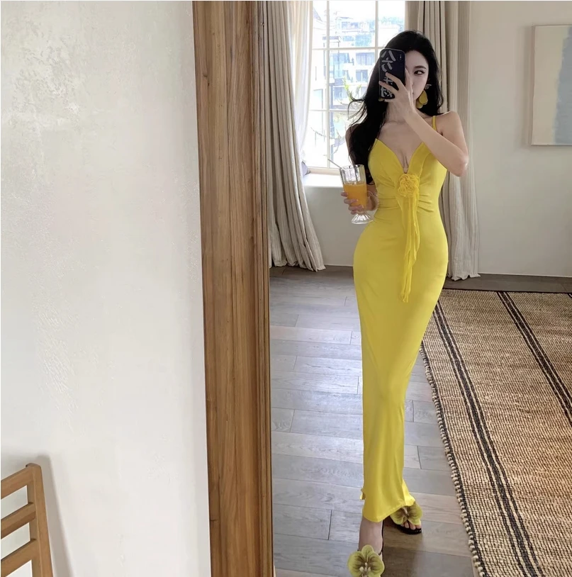 

Желтое платье-бретелька с V-образным вырезом, красивым и уникальным темпераментом, приталенной талией, облегающей юбкой и обнимающей бедрами на лето.
