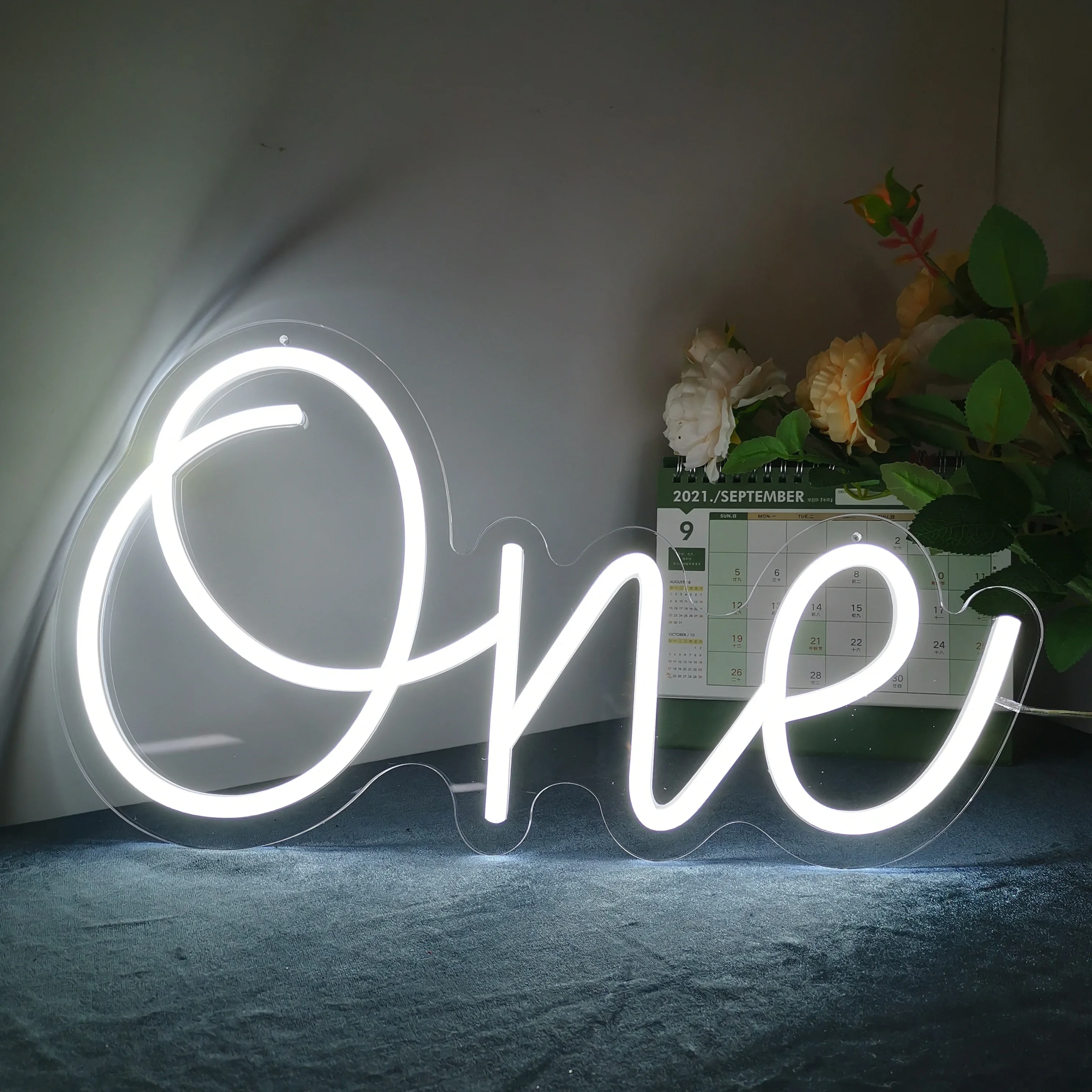 Dimbaar LED-neonbord 'ONE' voor baby's 1e verjaardag Party Decor USB-aangedreven neonlicht voor thuisbar Stand Art Decoration