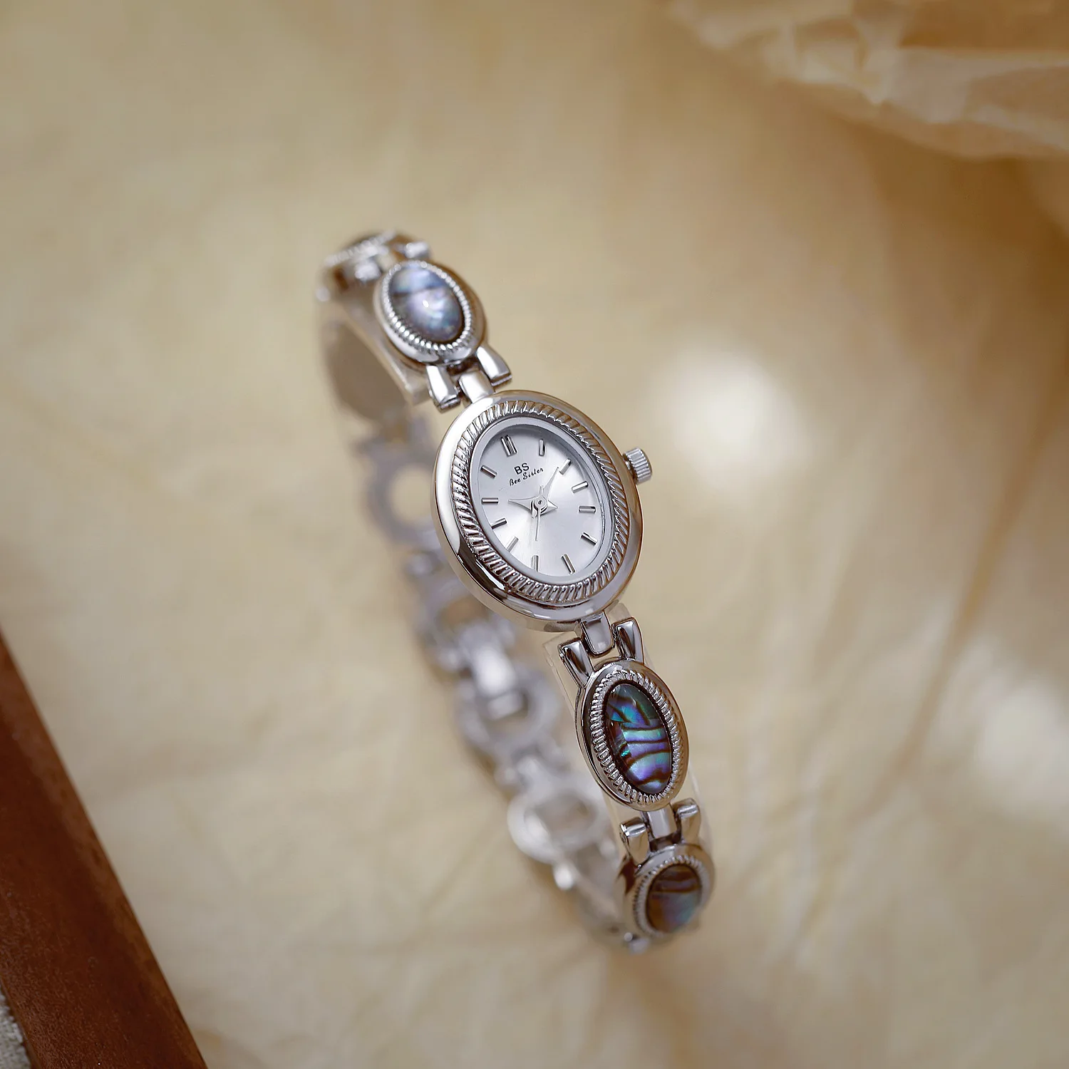 ساعات كلاسيكية للسيدات موضة أنيقة سوار على شكل صدفة طبيعية 2025 ساعة يد ريترو مقاومة للماء باللون الذهبي