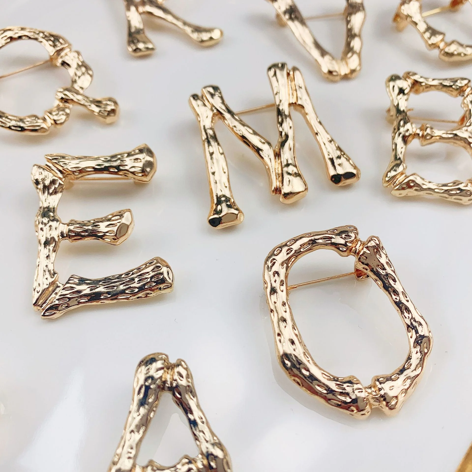 Broche de aleación con letras en inglés, accesorios de ropa, hebillas de broche universales versátiles, broches de diseñador ABC, adornos de moda