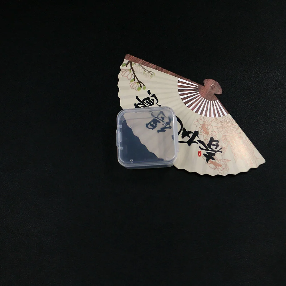 صندوق منظم مربع من البلاستيك الشفاف البسيط المريح مع غطاء لتخزين المجوهرات والقلائد والأقراط وإكسسوارات الخرز